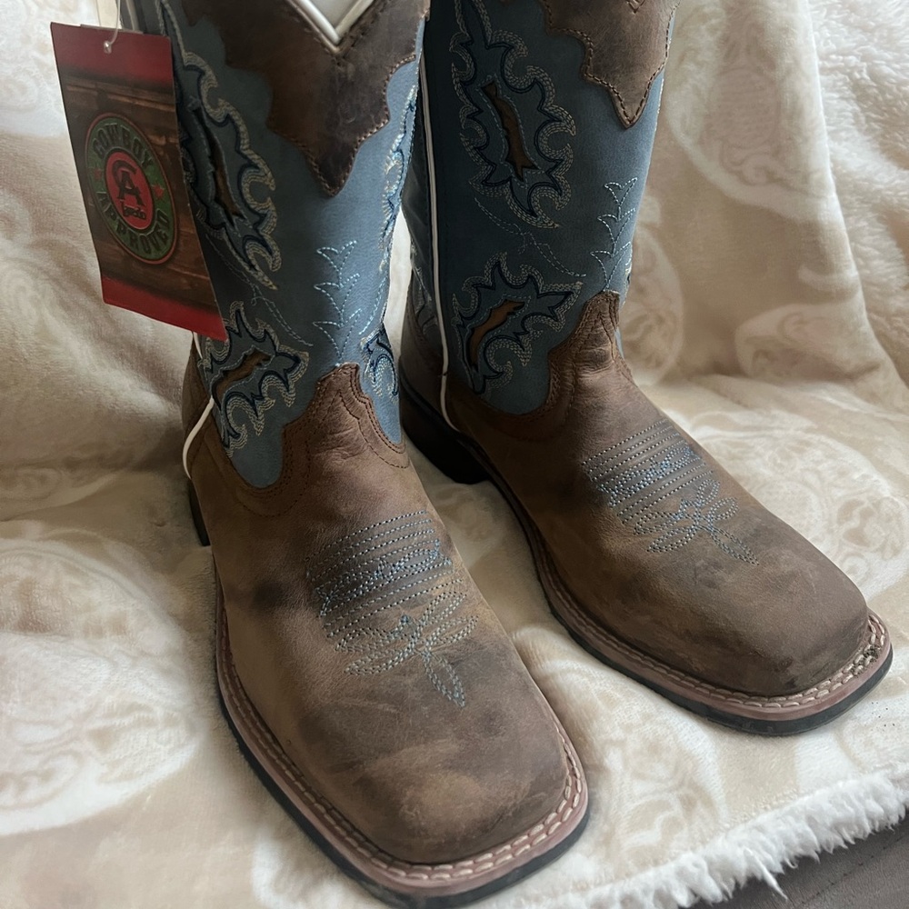 Women’s Laredo Western Boots with Blue accents Size 6.5